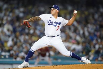El pitcher abridor de los Dodgers de Los Ángeles Julio Urías (con el 7) lanza en el primer inning de su juego de béisbol contra los Diamondbacks de Arizona, el miércoles 15 de septiembre de 2021, en Los Ángeles. (AP Foto/Ashley Landis)