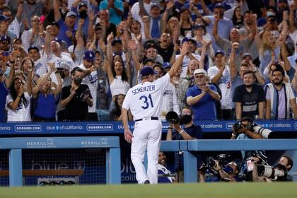 El pitcher abridor de los Dodgers de Los Ángeles Max Scherzer recibe una ovación al marcharse en el séptimo inning de su juego de béisbol contra los Astros de Houston en Los Ángeles, el miércoles 4 de agosto de 2021.  (AP Foto/Alex Gallardo)