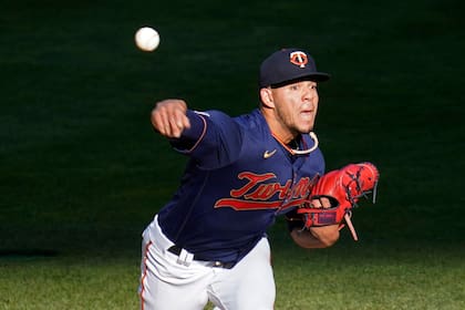 El pitcher de los Mellizos de Minnesota, José Berríos, lanza durante la primera entrada del juego de las Grandes Ligas contra los Astros de Houston, el sábado 12 de junio de 2021, en Minneapolis. (AP Foto/Jim Mone)