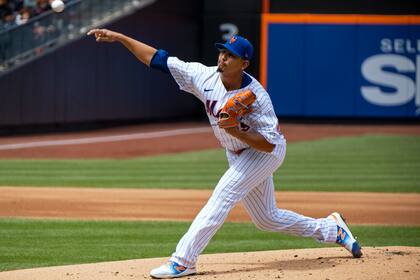 El pitcher venezolano de los Mets de Nueva York Carlos Carrasco lanza en el juego ante los Gigantes de San Francisco el 21 de abril del 2022 en Nueva York. (AP Foto/Craig Ruttle)