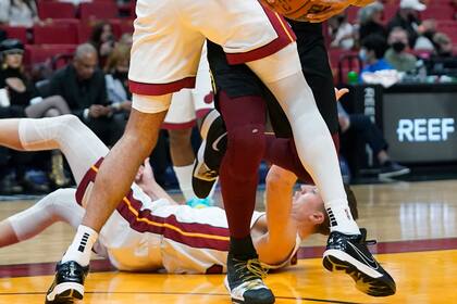 El pívot de los Cavaliers de Cleveland, Jarrett Allen, es defendido por Caleb Martin, del Heat de Miami, en la primera mitad del juego del miércoles 1 de diciembre de 2021, en Miami. (AP Foto/Wilfredo Lee)