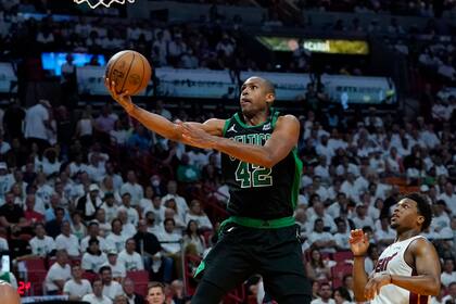 El pívot de los Celtics de Boston Al Horford avanza y salta lanzar el balón de bandeja en el juego 5 de las Finales de la Conferencia Este ante el Heat de Miami el miércoles 25 de mayo del 2022. (AP Foto/Lynne Sladky)