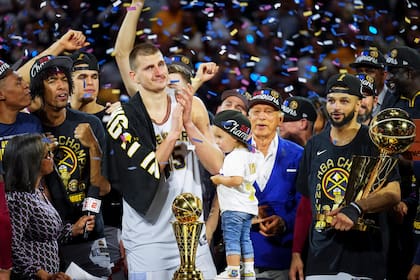 El pívot de los Nuggets de Denver, Nikola Jokic, celebra con sus compañeros tras ganar el campeonato de la NBA al vencer en el juego 5 de las Finales de la NBA al Heat de Miami el lunes 12 de junio del 2023 (AP Foto/Jack Dempsey)