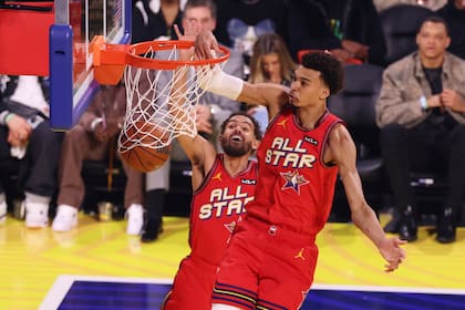 El pívot de los San Antonio Spurs, Victor Wembanyama, realiza una clavada ante su compañero Trae Young durante el partido de las estrellas de la NBA del domingo 16 de febrero