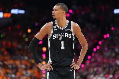 El pívot estrella de los Spurs y actual Defensivo del Año de la NBA, Victor Wembanyama, buscará una revancha individual en el segundo partido