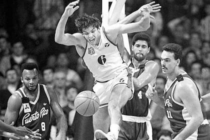 El pivote argentino Diego Maggi rodeado por tres glorias del básquetbol de Puerto Rico: Jerome Mincy, Piculín Ortiz y Ramón Rivas; el Mundial de 1990 no dejó buenos resultados para la Argentina, que finalizó en el octavo puesto