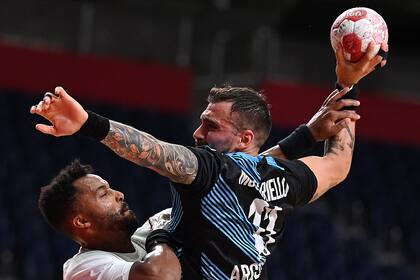 Lucas Moscariello lanza frente al lateral izquierdo de Francia Timothey NGuessan