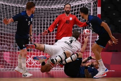 El pivote de Alemania Johannes Golla busca el arco durante el partido del Grupo A de la Ronda Preliminar Masculina entre Argentina y Alemania de los Juegos Olímpicos de Tokio 2020 en el Estadio Nacional Yoyogi