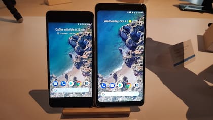El Pixel 2 (con pantalla de 5 pulgadas) y el Pixel 2 XL (con pantalla de 6 pulgadas)