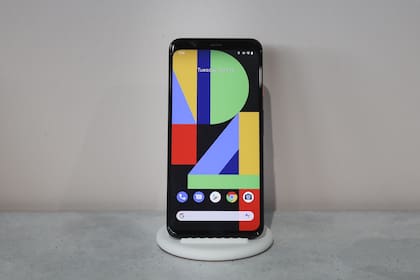 El Pixel 4 integra un sensor en el frente que puede identificar gestos en el aire que hace el usuario con la mano, además de detectar cuándo se acerca para activar la pantalla e iniciar el reconocimiento facial