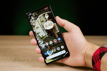 El Pixel 6a es el smartphone más económico de Google en este momento; tiene un procesador Tensor de 1ra generación, 6 GB de RAM, 128 GB de almacenamiento, pantalla de 6,1 pulgadas, doble cámara trasera y una batería de 4410 mAh