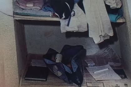 El placard del Bambino Veira en Devoto: jabón, toallas, algo de ropa, un botinero y un atado de cigarrillos