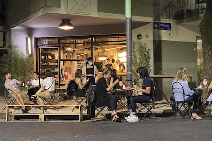 El placer de relajarse en el cruce de dos calles poco transitadas.