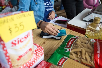 El Plan Argentina Contra el Hambre contempla la entrega de más de 1.000.000 tarjetas alimentarias, con montos de $4000 o $6000 para comprar alimentos.