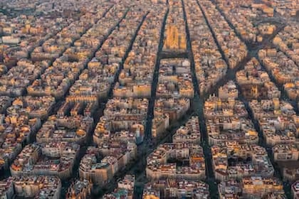 El plan Cerdà tenía dos factores principales: la incorporación de chaflanes y la proporción del diseño entre la dimensión de las calles y los edificios anexos.