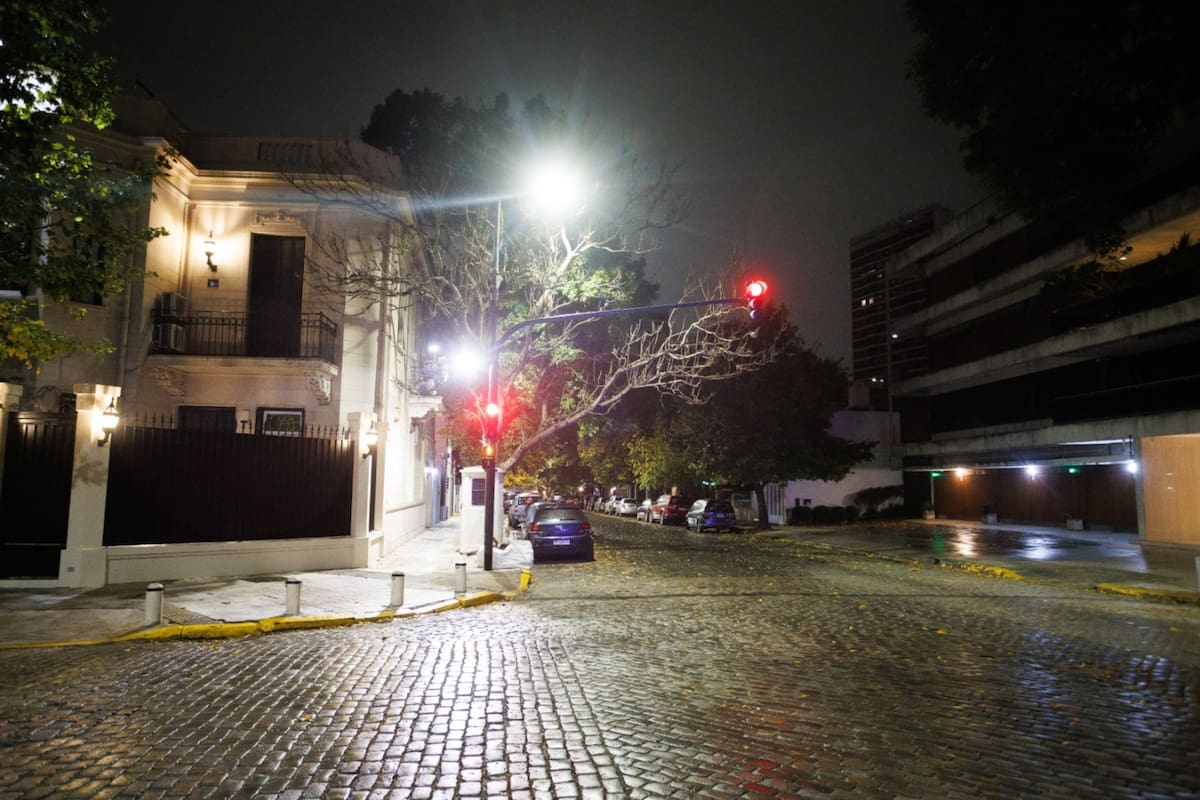 El Plan de Alumbrado amplía la red peatonal más de un 15% mediante tecnología LED orientada al tránsito de los vecinos y enfocada en eliminar los puntos ciegos producidos por el arbolado