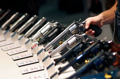 El plan de Nueva York incluye inspecciones prioritarias a vendedores vinculados con crímenes y la expansión de un grupo de trabajo dedicado a combatir el tráfico de armamento ilegal