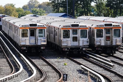 El plan de recortes de SEPTA incluye la eliminación y el acortamiento de las rutas, y la reducción de la frecuencia de los servicios de autobús, tranvía, metro y tren regional (Associated Press)