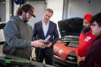 El plan económico de Newsom contempla inversiones de US$120 millones para proyectos que generen empleos de calidad, con énfasis en sectores emergentes como la energía limpia