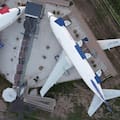 Es emprendedor, compró aviones que llevaron soldados a las Islas Malvinas y los convirtió en un hotel