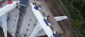 Es emprendedor, compró aviones que llevaron soldados a las Islas Malvinas y los convirtió en un hotel