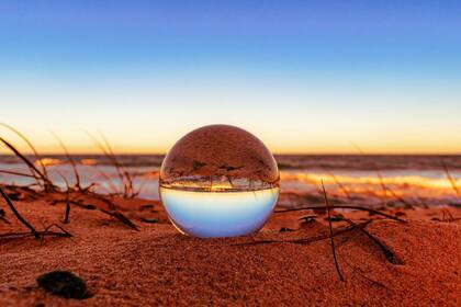 El plan piloto prevé instalar las primeras esferas frente a las costas de California para 2026