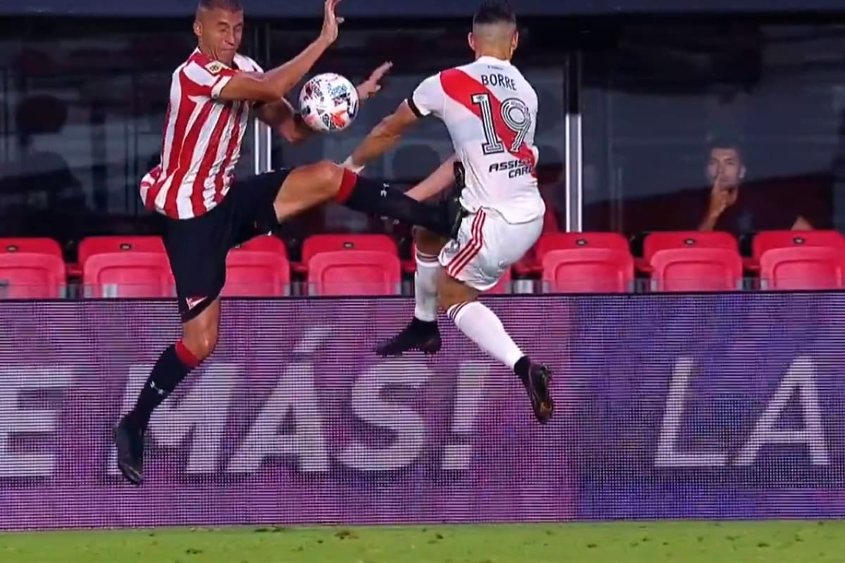 El planchazo de Fernando Tobio sobre Borré