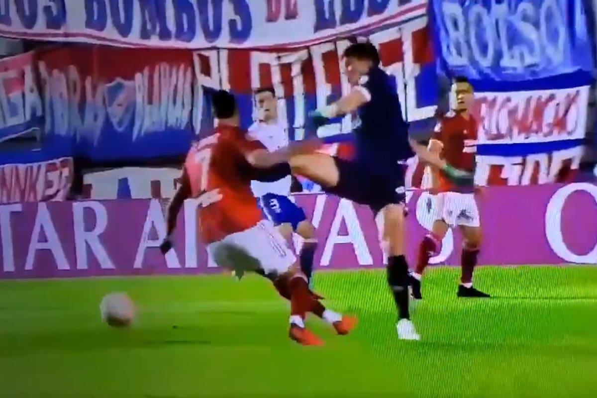 El planchazo de Ronchel al pecho de Suárez