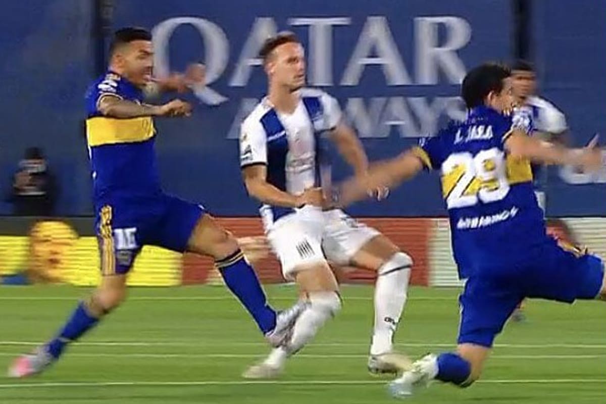 El planchazo de Tevez a Pochettino, a los ¡3 segundos! de juego. Delfino lo amonestó