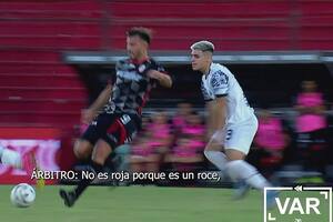 El planchazo que desató la polémica en Barracas Central vs. Independiente