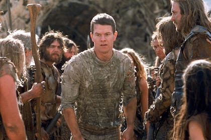 Mark Wahlberg le dio vida al capitán Leo Davidson, un astronauta quien desembarca por error en una laguna y se encuentra en un mundo gobernado por simios