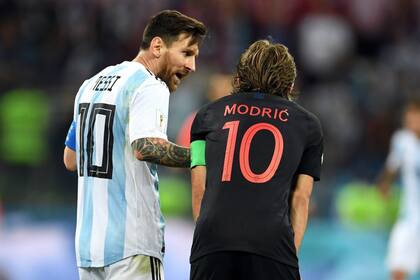 El planeta fútbol se pregunta qué le pasa al capitán argentino; poco participativo en el juego de la albiceleste, llamó la atención más por su actitud taciturna que por su habitual talento; aquí, discute con Modric