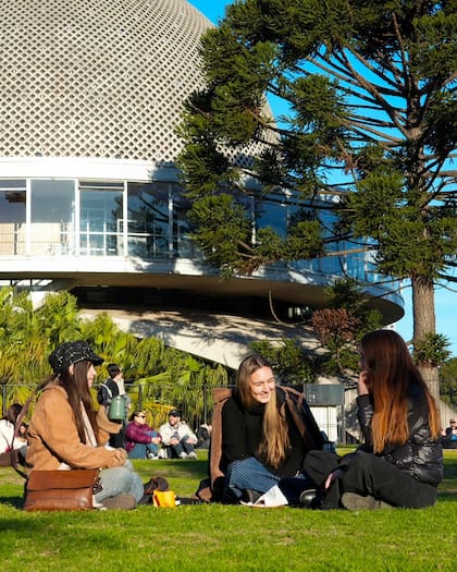 El Planetario de la Ciudad de Buenos Aires invita a los más jóvenes a reunirse escuchando buena música en sus inmediaciones