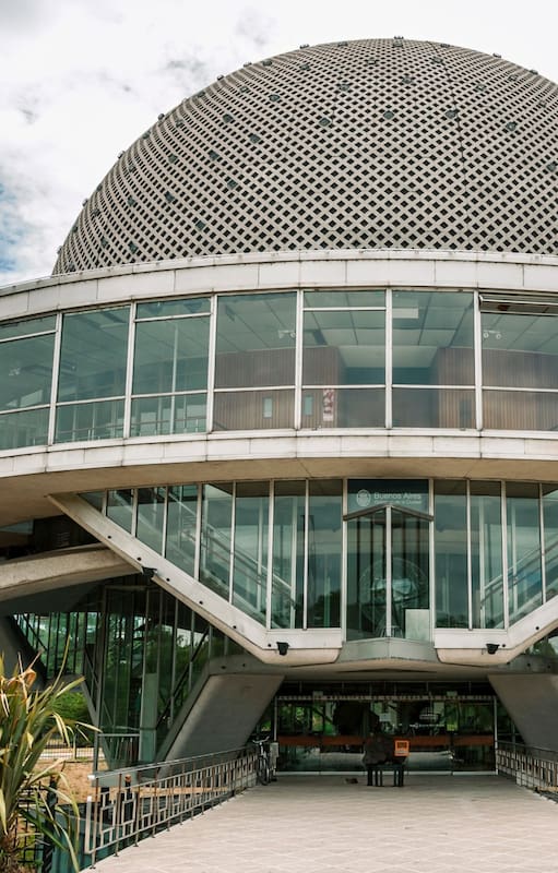 El planetario Galileo Galilei entre el verde cercano a los Lagos de Palermo