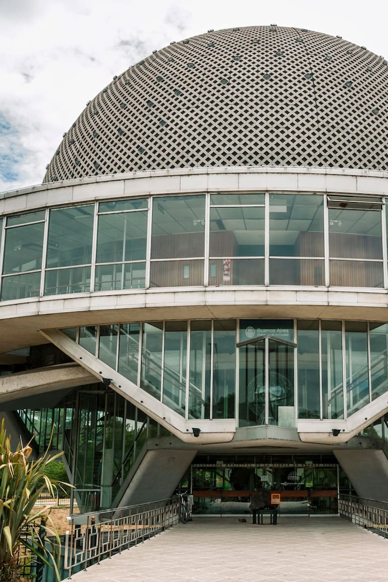 El planetario Galileo Galilei entre el verde cercano a los Lagos de Palermo