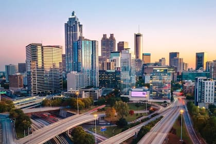 El plano económico de Georgia en 2025 revela un estado que, si bien mantiene costos generalmente accesibles, presenta marcadas variaciones regionales