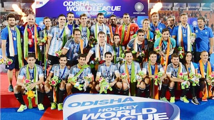 El plantel argentino con las medallas de plata