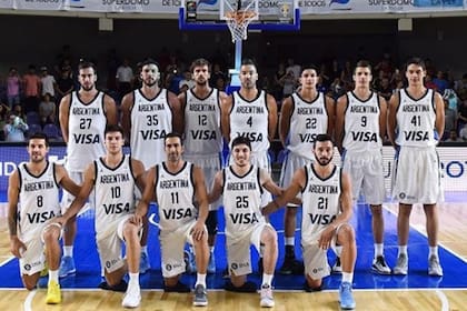 El plantel argentino del básquetbol antes del triunfo sobre Estados Unidos en La Rioja