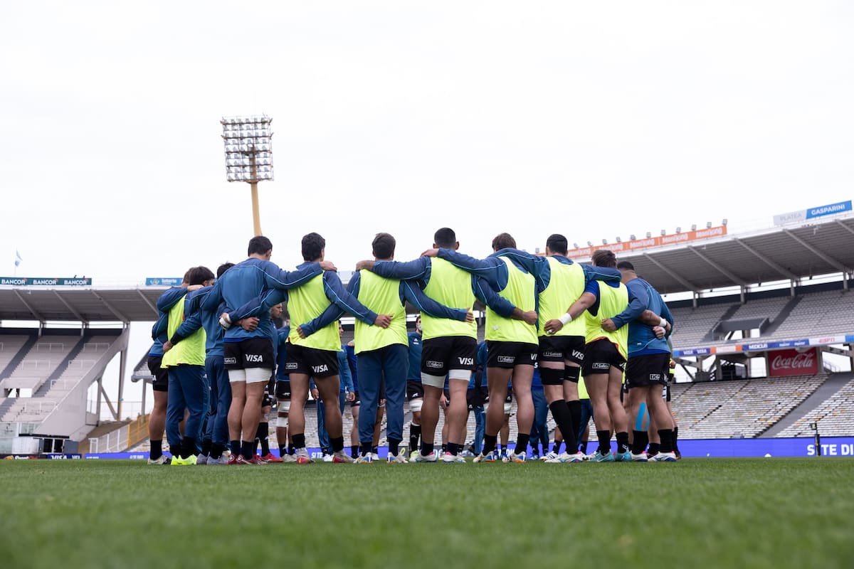 El plantel argentino en rueda en la cancha del estadio Kempes, donde este sábado inaugurará su 2026 frente a Escocia, por el Nations Championship.