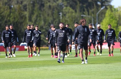 El plantel argentino se entrenó en Ezeiza esperando el partido con Uruguay de este domingo.