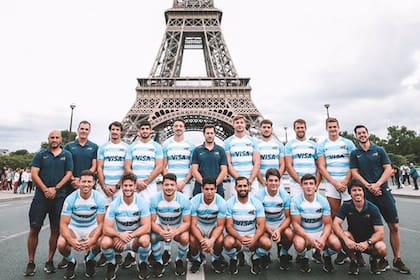 El plantel argentino y el icono máximo de París y de Francia: la Torre Eiffel; cerca de allí los Pumas 7s juegan la última etapa del Circuito Mundial.