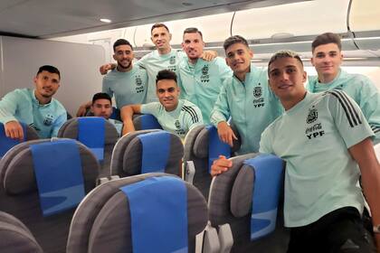 El plantel argentino, ya dentro del chárter con el que viajará rumbo a Ezeiza (Prensa AFA)
