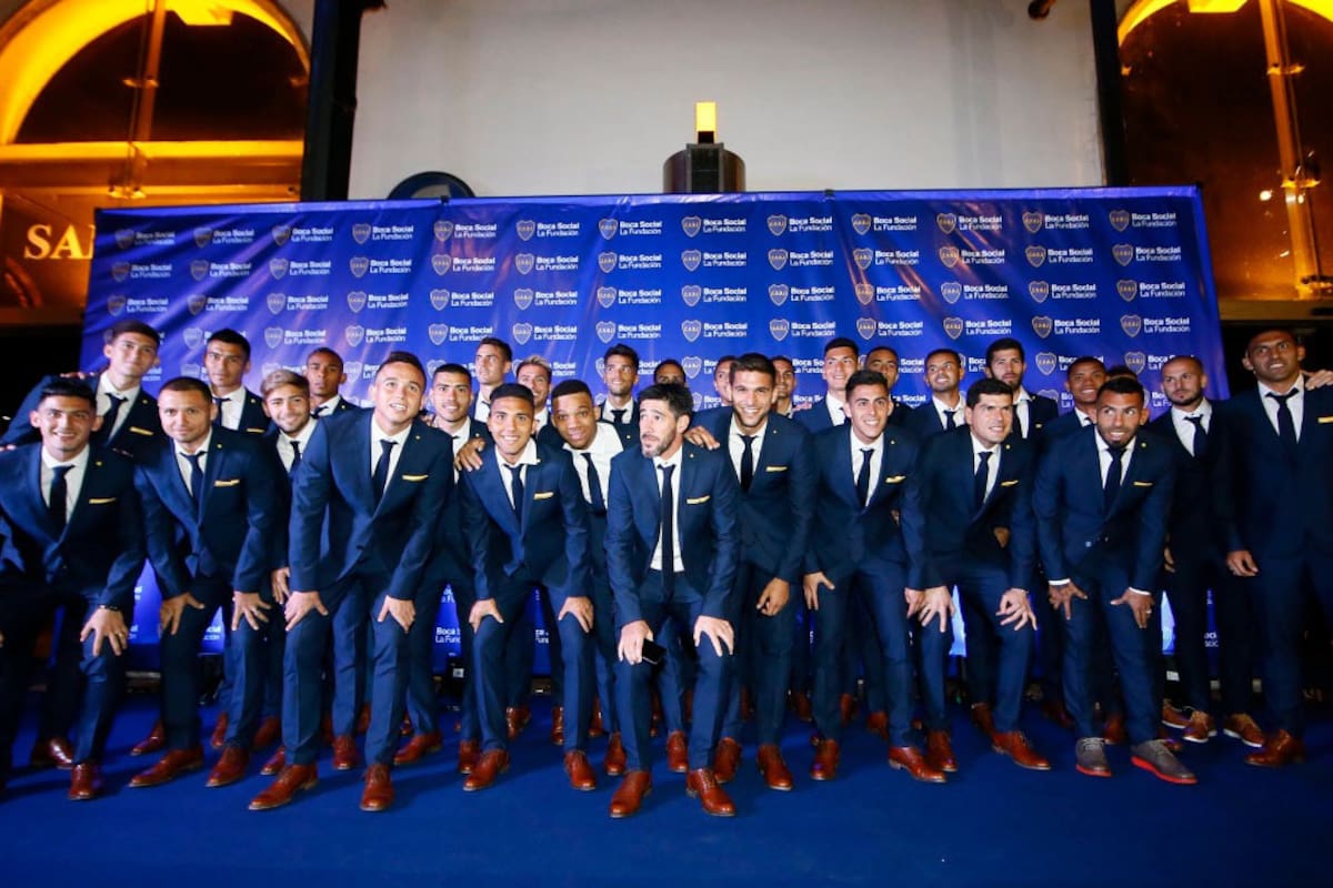 El plantel completo de Boca durante la cena solidaria