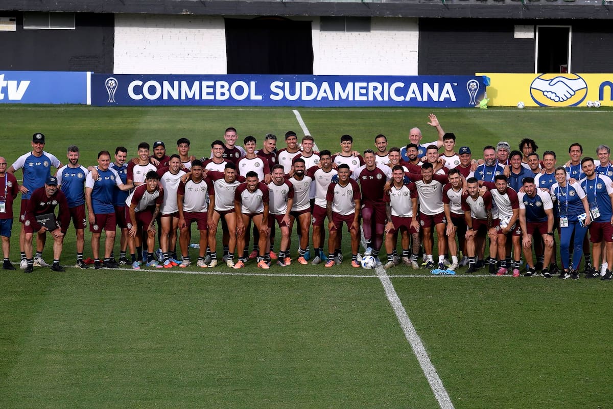 El plantel completo de Lanús posa antes de la final de la Copa Sudamericana ante Atlético Mineiro, en Asunción