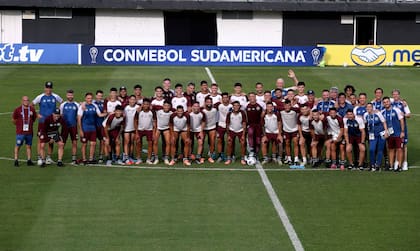 El plantel completo de Lanús posa antes de la final de la Copa Sudamericana ante Atlético Mineiro, en Asunción