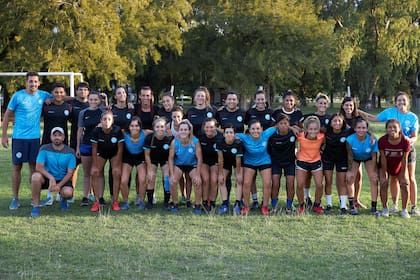 El plantel completo de Villa San Carlos, en la pretemporada que realiza en la República de los Niños