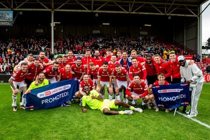 El plantel completo del club galés Wrexham AFC festeja el ascenso a la Ligue One de Inglaterra