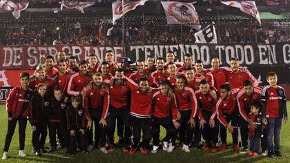 El plantel con la gente en el banderazo