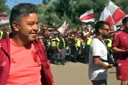El plantel, con Marcelo Gallardo a la cabeza, bajó a saludar a los hinchas en la puerta de la concentración