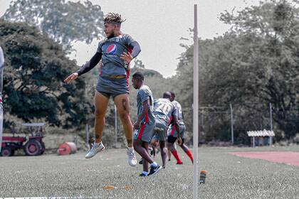 El plantel de América de Cali entrenándose en grupos reducidos de cara a la reanudación de la Copa Libertadores y del torneo colombiano, que aún no tiene fecha definida.